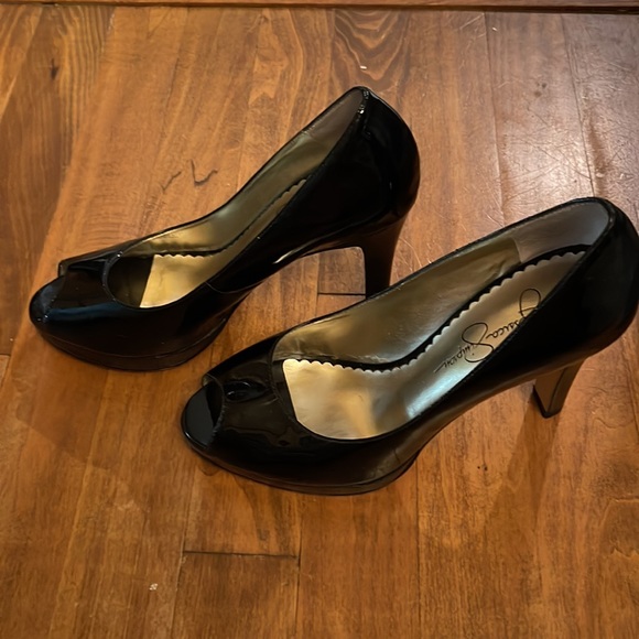 Black heels, Size 7B - Picture 4 of 7